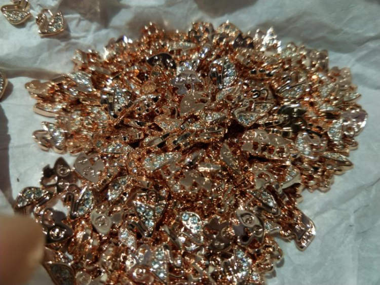 施华洛世奇低价同款,施华洛世奇国外真的便宜吗