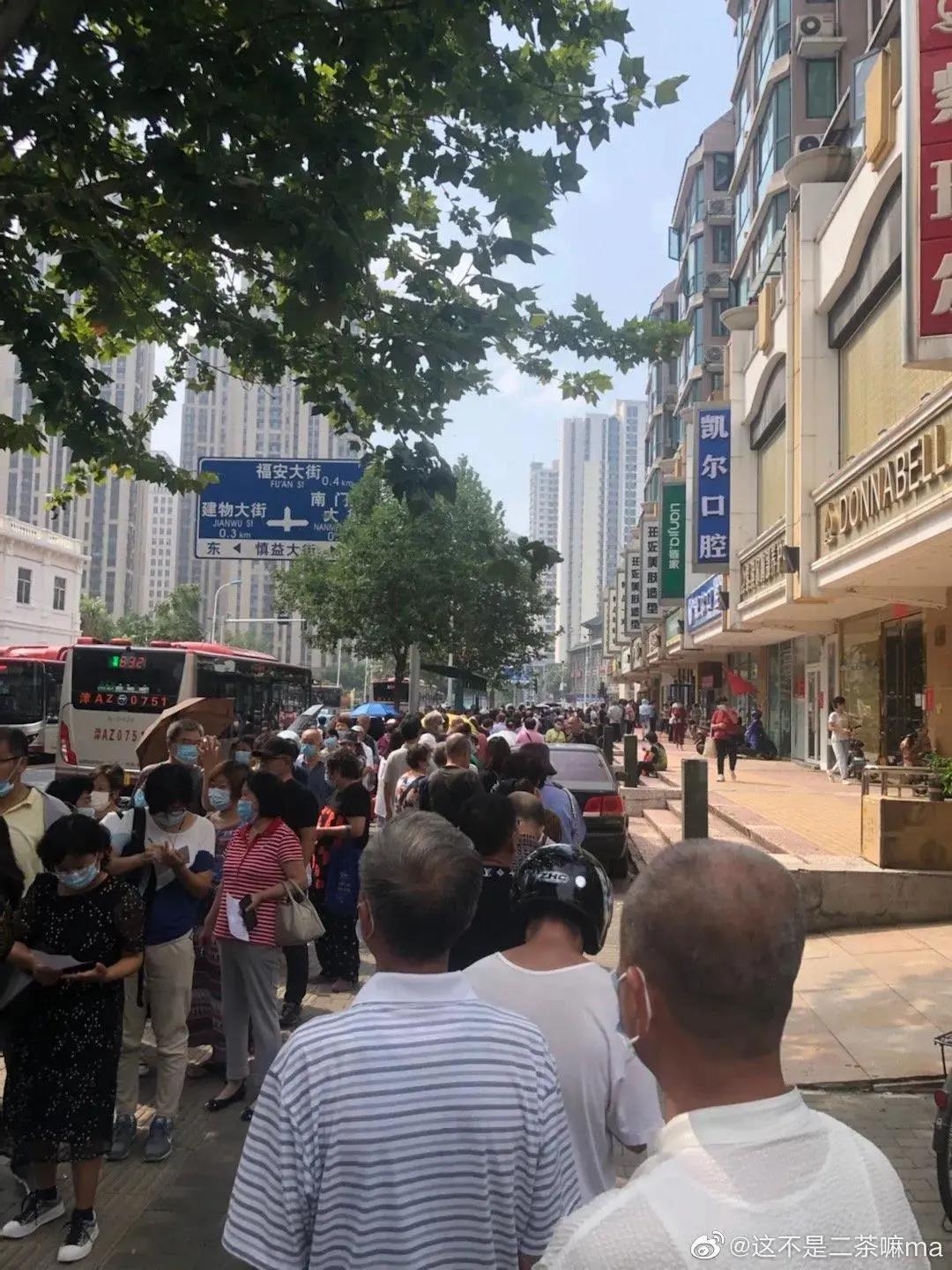 天津人排队买的月饼 (天津人买月饼)