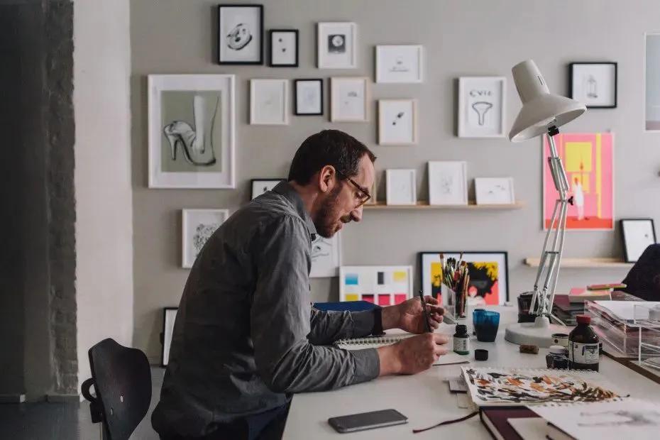 47岁大叔放弃高薪工作，一天画一幅成年人插画，看完让人心生欢喜