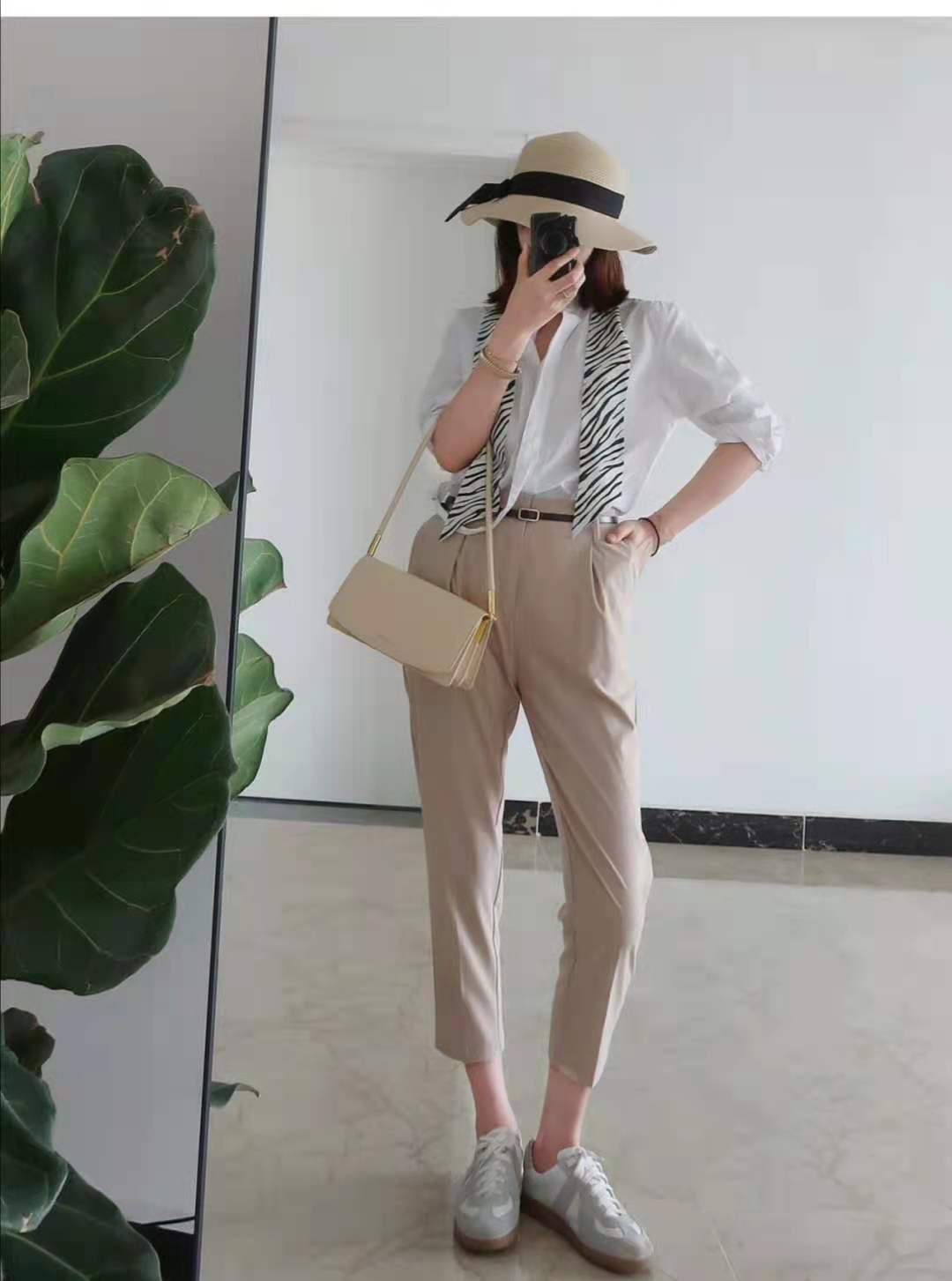 浅卡其色上衣和深驼色裤子搭吗,浅卡其色裤子配什么颜色上衣好看