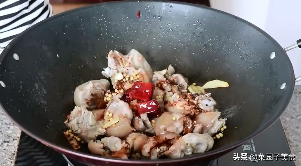 农村传统炖猪脚，详细的方法步骤，出锅真香，3斤猪脚不够吃