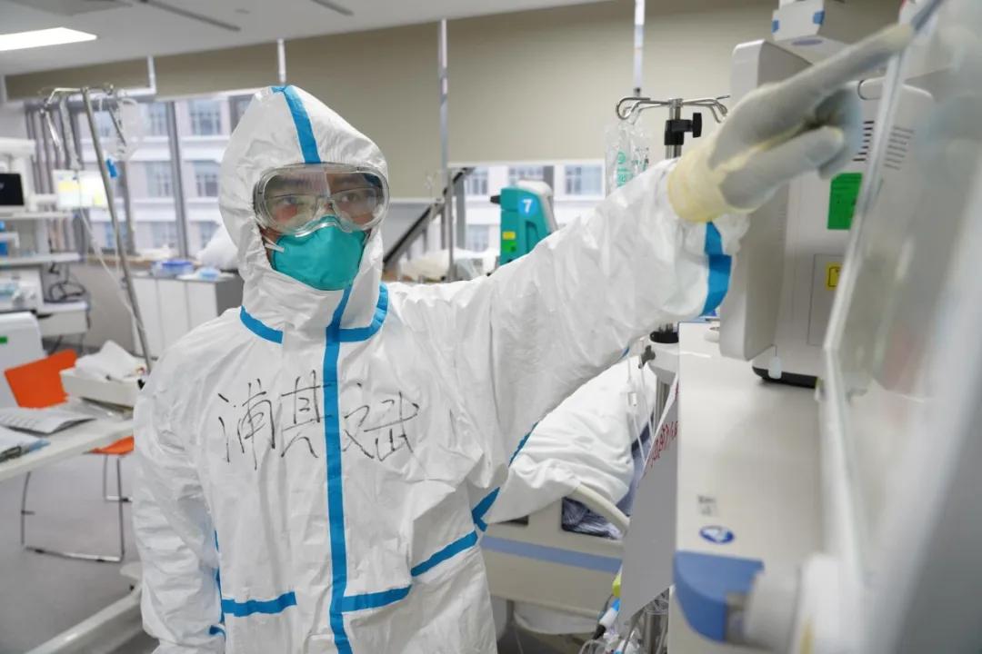 这批呼吸治疗“特种兵”不眠不休守护患者，曾历经SARS、H1N1流感、H7N9洗礼