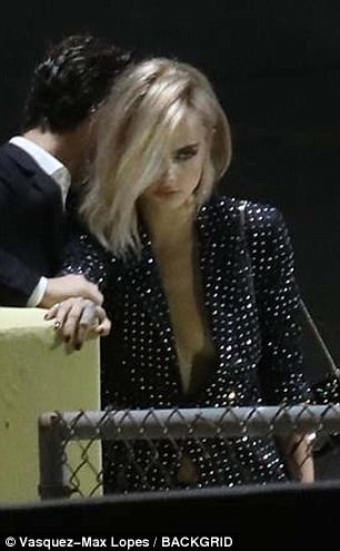 甜！英国贵族超模爱上美国女演员，机场热吻，狂撒狗粮