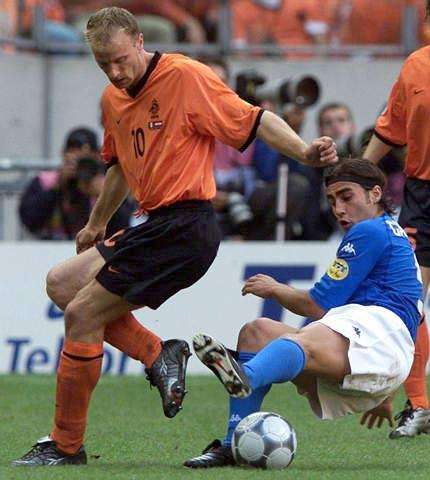 荷兰足球十大巨星厉害排名,荷兰历史上伟大的足球运动员盘点