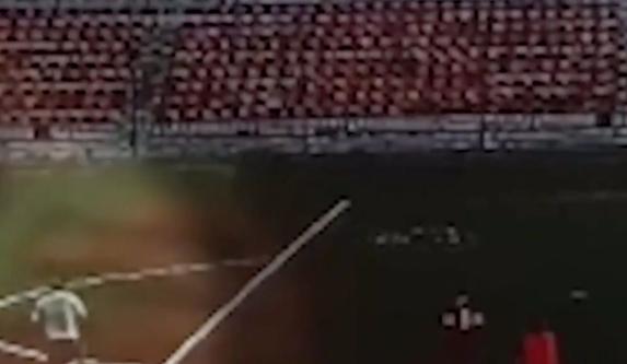 比赛时被闪电击中的足球运动员,被闪电击中死亡的足球运动员