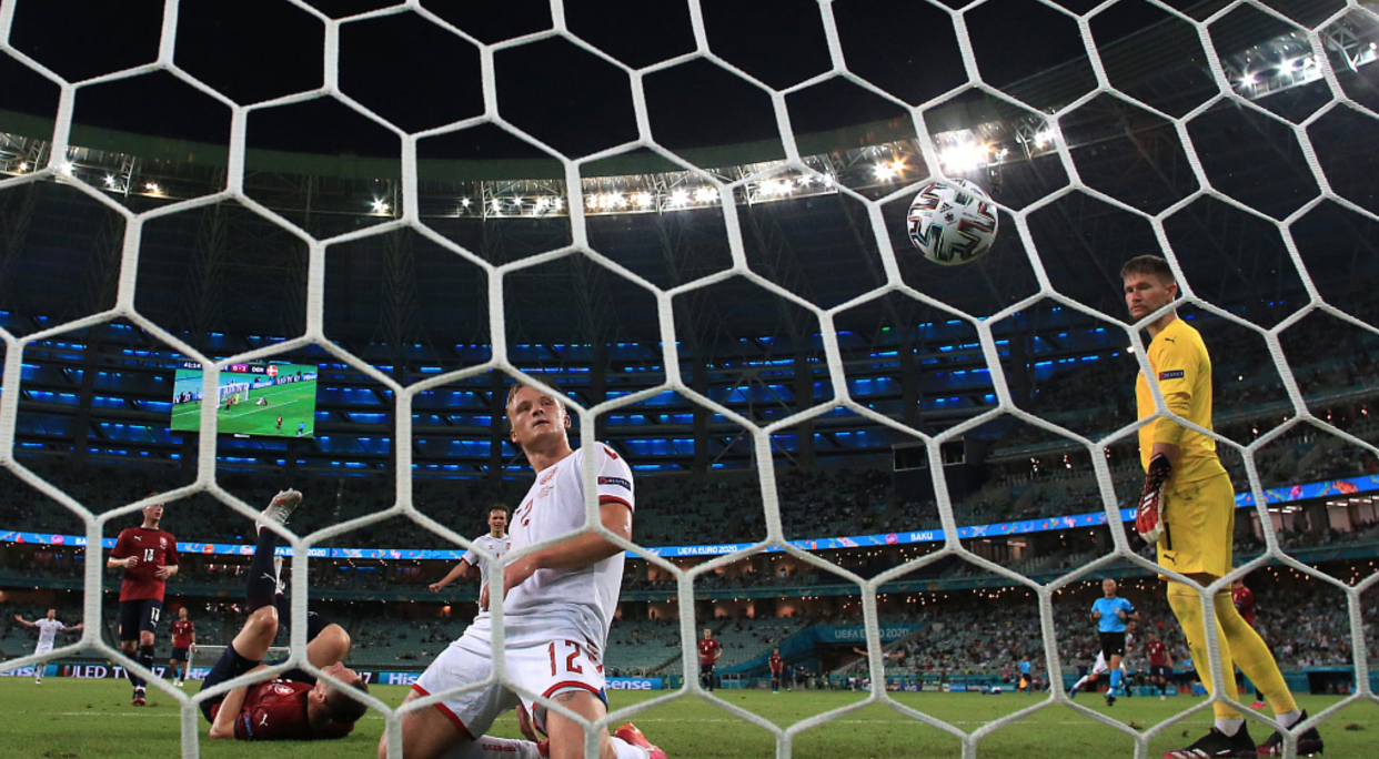 欧洲杯现神级外脚背助攻引球迷赞叹,杨毅评论:像保罗在NBA的传球