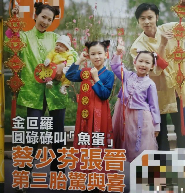 蔡少芬张晋新年全家福曝光，三胎儿子穿婴儿唐装亮相眯眯眼超可爱