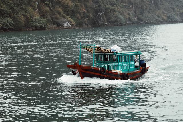 这里虽然风景如画人们生活的却很凄惨没日没夜的追着大船讨生活