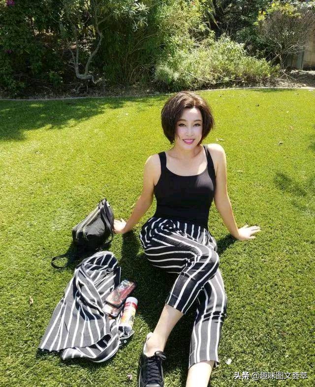 64岁刘晓庆花样多，剪短发梳成背头霸气十足，配西装霸气十足