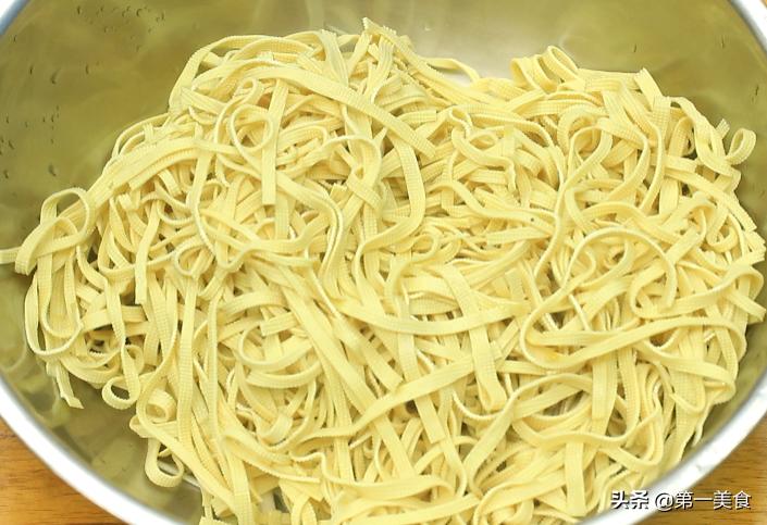 下酒首选凉拌豆皮的做法,豆腐皮做出下酒小凉菜简单又好吃