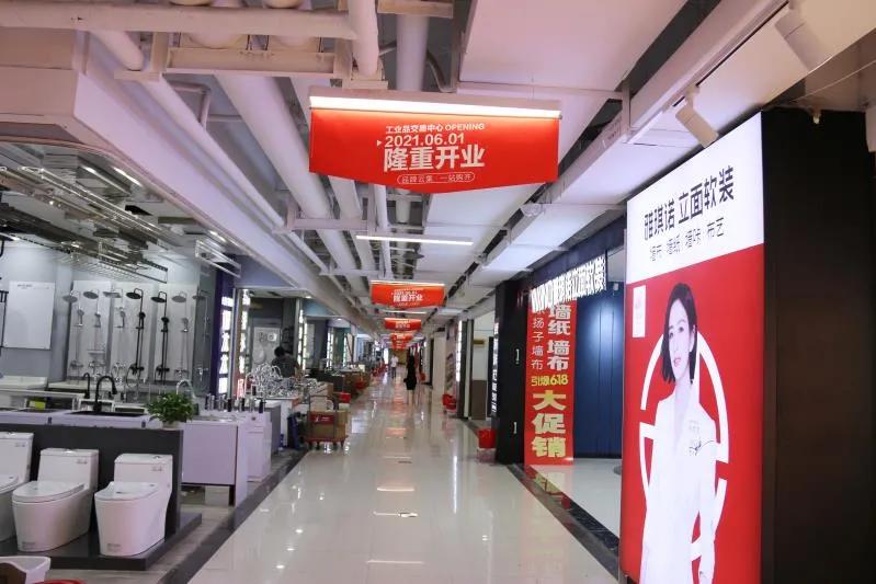 升级改造后的农贸市场夜景太美了,改造升级的农贸市场变靓了