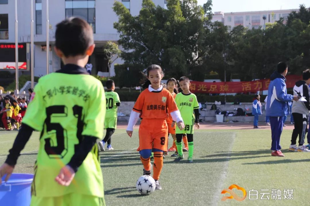 足球赛场展英姿视频,绿茵场上展英姿