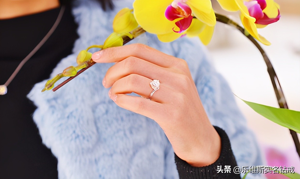 黄金戒指和白金戒指一起戴法,戴错戒指很尴尬戒指的戴法