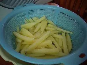 在家里做薯条吃又干净又卫生,孩子自己动手做薯条又简单又好吃