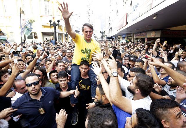 当巴西政客开启系列*华反**操作时，巴西的球星们为中国发出正义之声