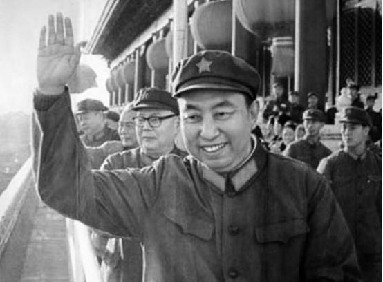 *国锋华**葬礼上，来了位神秘人物，手举16字横幅道尽华老一生功绩