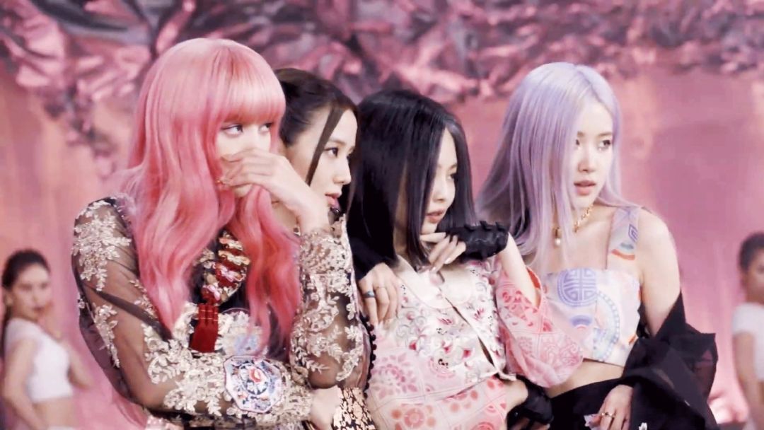 黄龄穿搭机能风衣,lisa黄龄穿搭