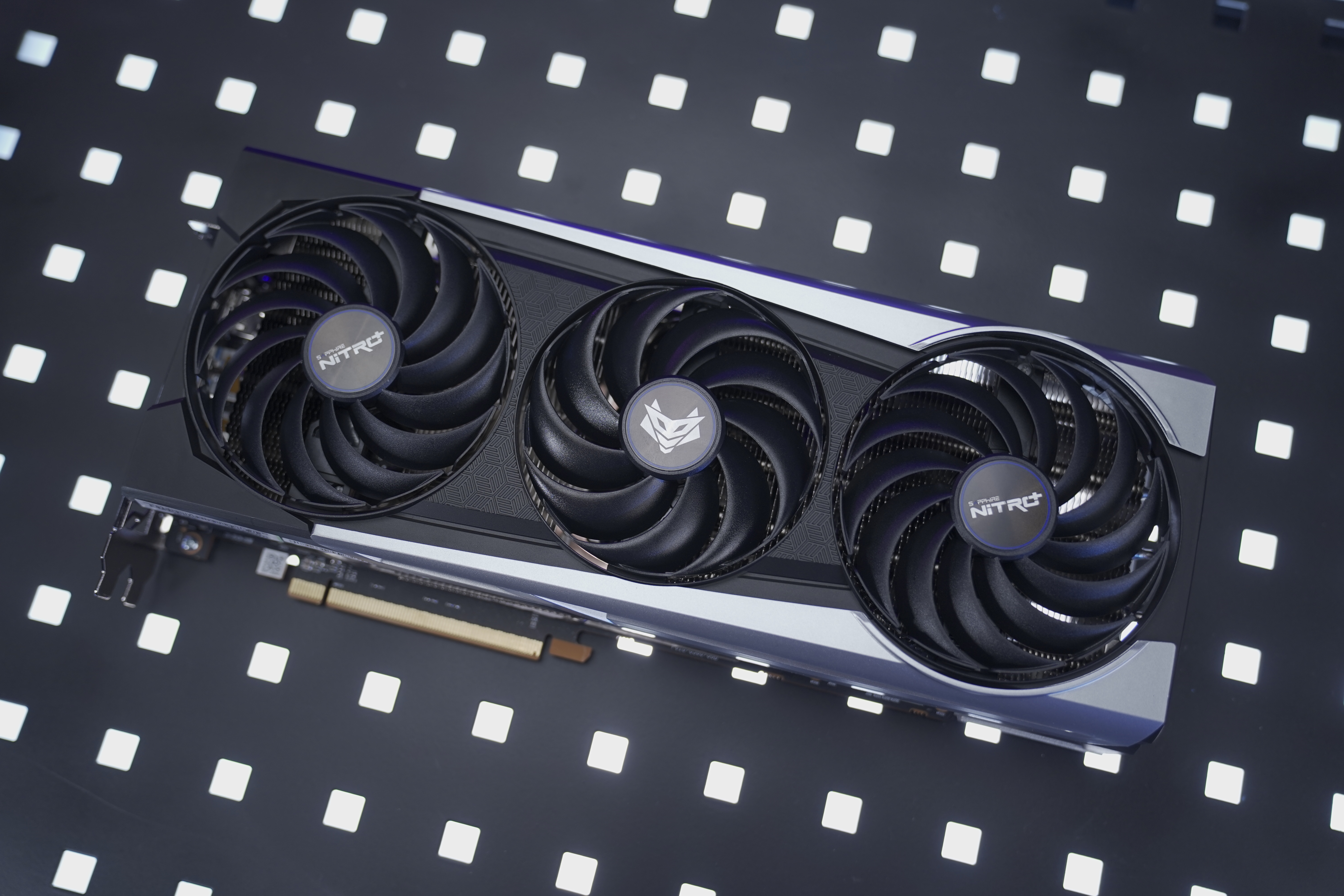 蓝宝石rx7900超白金,蓝宝石rx6800公版测试