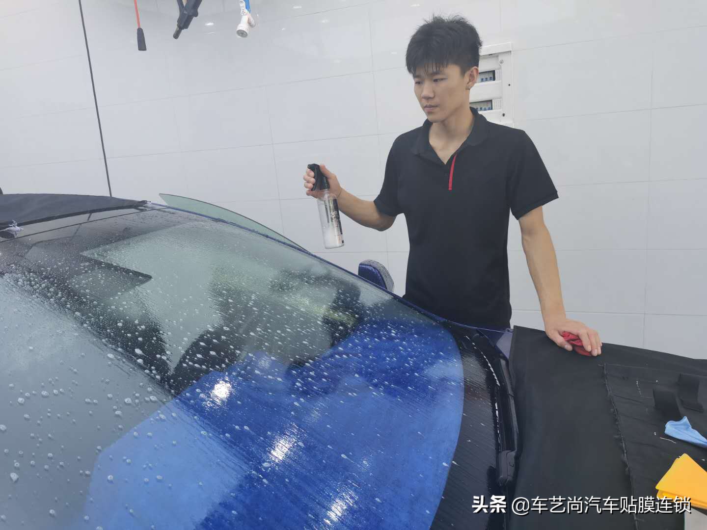 车玻璃上的膜撕掉以后有胶怎么办,撕掉车顶膜留下的胶怎么去掉