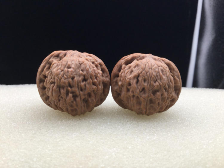 儿子把老爸的文玩核桃砸了,熊孩子弄坏文玩核桃