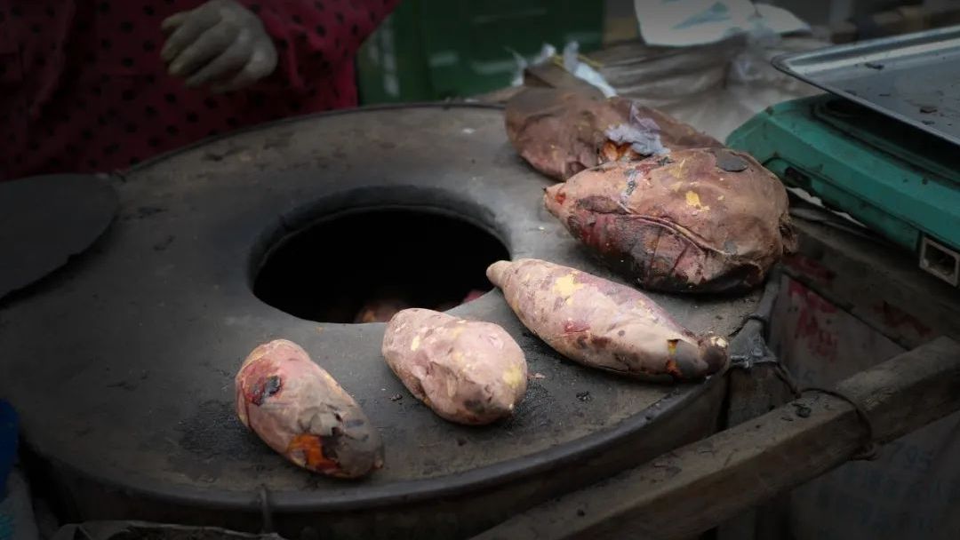 冬天的四大美食烤蜜薯糖炒栗子,冬日必吃烤红薯糖炒栗子奶茶