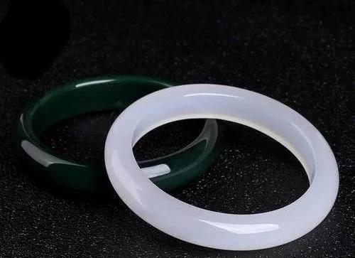 玉镯养人,可以养人的玉镯