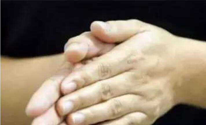 坐月子的妈妈感冒怎么办,坐月子期间妈妈感冒了挂哪个科