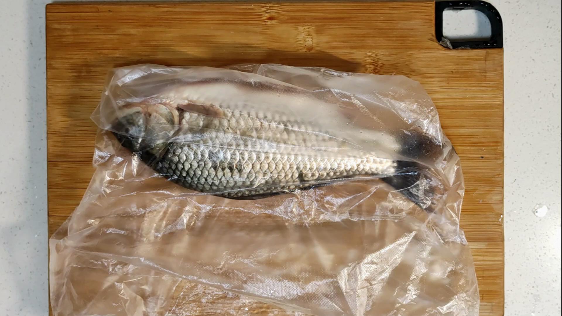 23年一级大厨分享鱼去鳞妙招，1个塑料袋，鱼鳞不飞溅不粘案板