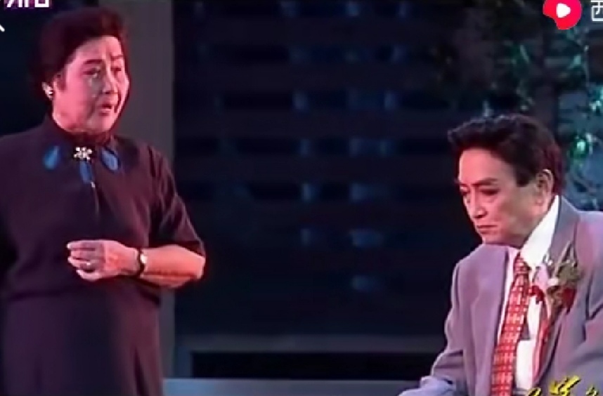 姐姐带弟弟入行，最终都成沪剧名家，曾在台上演母子