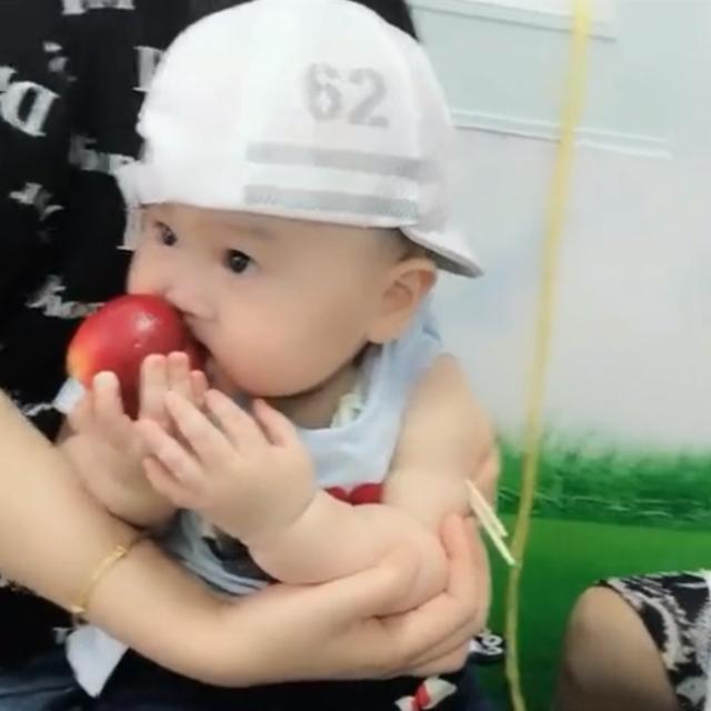 宝宝打针不哭闹妈妈更心疼,宝宝打针不哭懂事