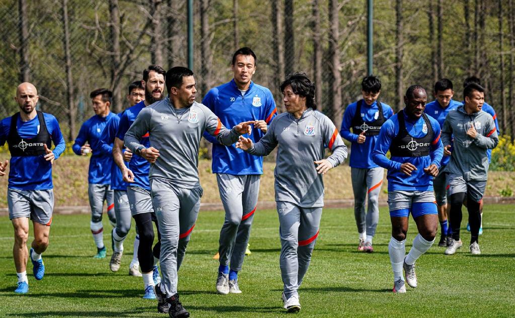 郑智身着潮装,王燊超郑智