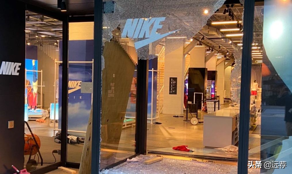 美国一家耐克店一分钟内被抢光！黑人妇女抱着抢来的鞋欢呼