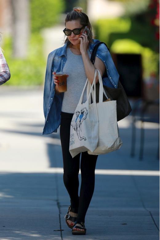 现在的斜挎帆布包还流行吗,还在背水桶包吗