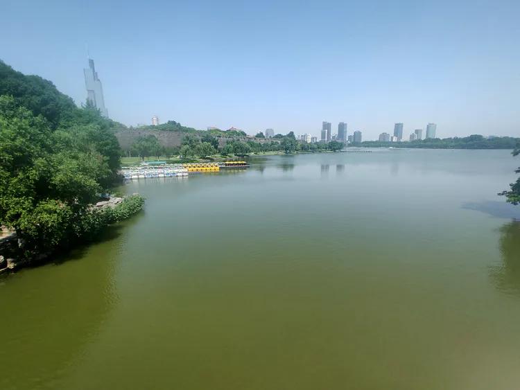 曾作为禁地，与外界隔绝二百六十多年的“玄武湖”，今日锣鼓喧天