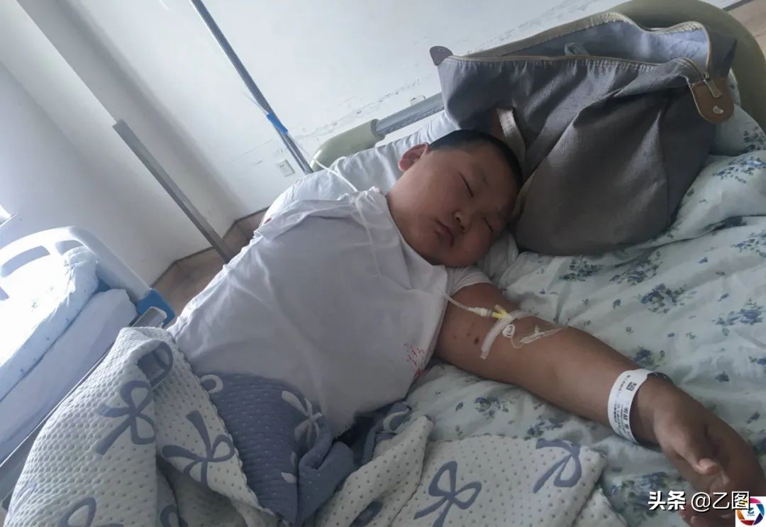 男孩手臂意外被断,男孩意外断臂急需救治