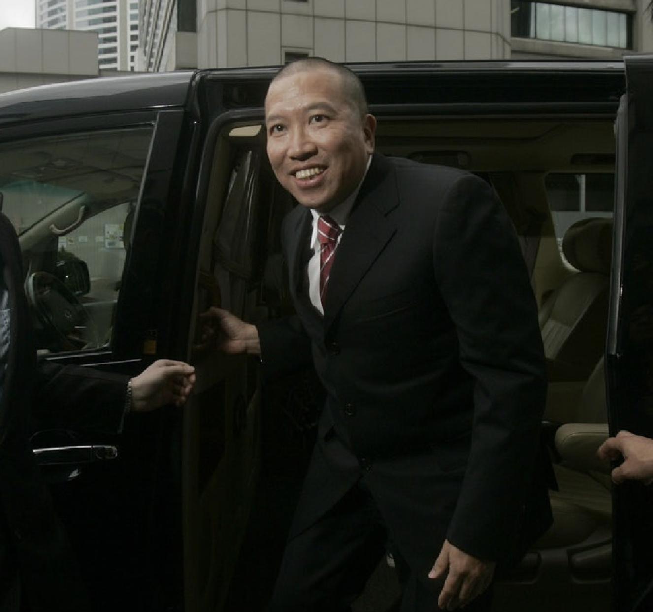 龚如心风水师刑满出狱，跪地拜祭亡母连磕响头，30亿风水费已耗光