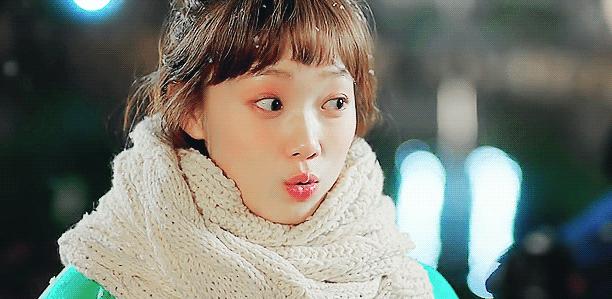 早春外套穿搭学生党甜酷,大衣卫衣短裙靴子