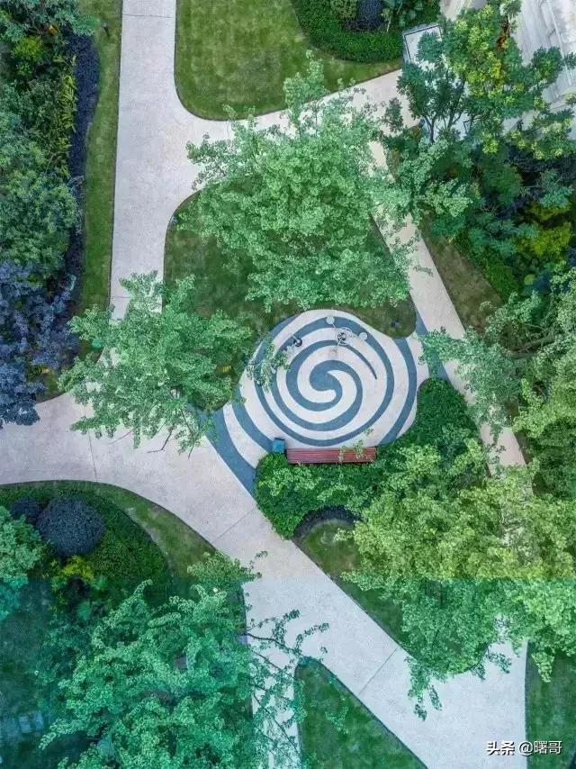 世界上的路本来很平凡，自从遇上设计师，此路非彼路