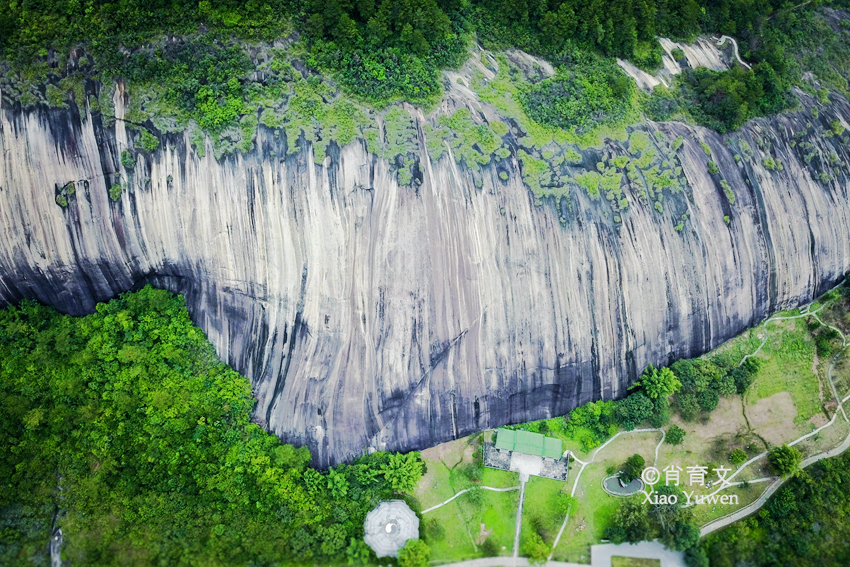 广东肇庆有块大斑石，有80个足球场大小，被誉为天下第一石