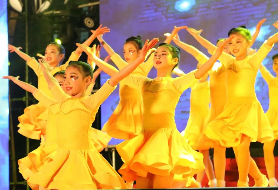 小县城学校元旦晚会活动,小学生青春筑梦砥砺前行文艺汇演