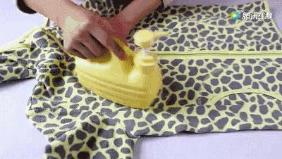 衣服皱皱的没有熨斗怎么让它平整,有折痕的衣服怎样弄平整