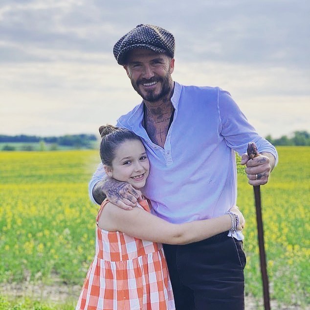 贝克汉姆教女儿写汉字，父女同穿中国红，小七光脚丫写“七”超萌