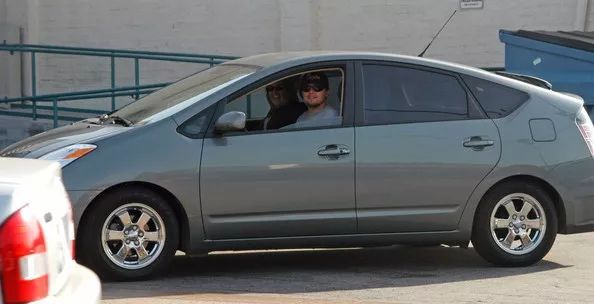 抖森三年没换鞋？LadyGaga豪宅养鸡？为了省钱简直丧心病狂......