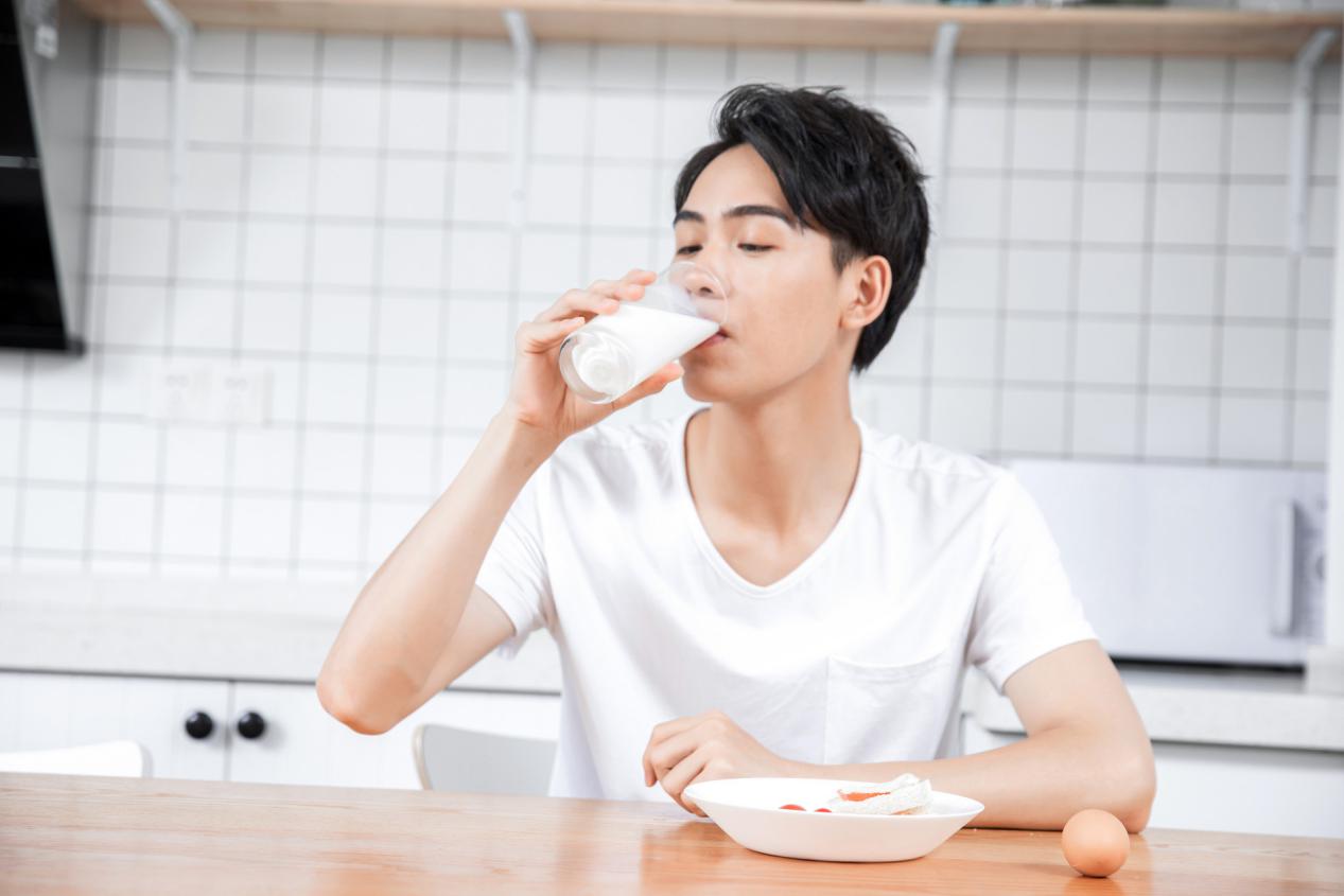 喝牛奶和不喝牛奶的人有啥区别？每天什么时候喝健康？医生告诉您