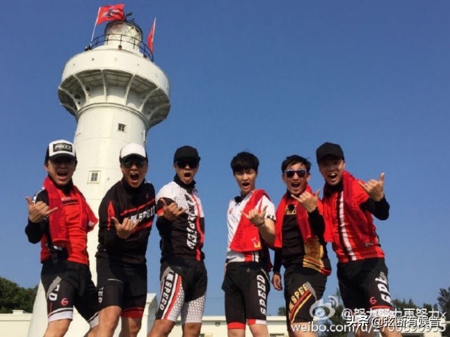 张艺兴井柏然央视主持人采访,张艺兴暖心的细节