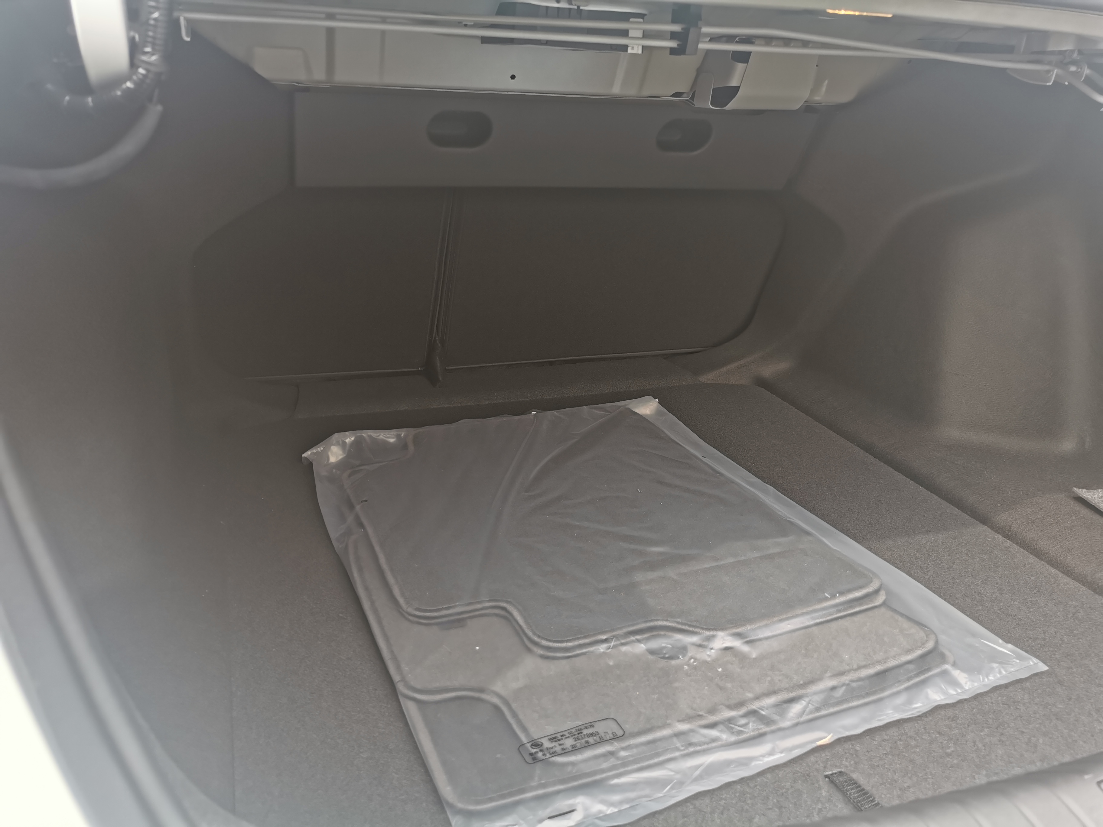 白色威朗pro尾翼好看吗,白色威朗pro乐享版原厂行车记录仪