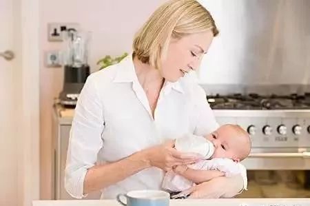 奶粉冲不开有结块是奶粉假吗,奶粉结块冲开是颗粒状