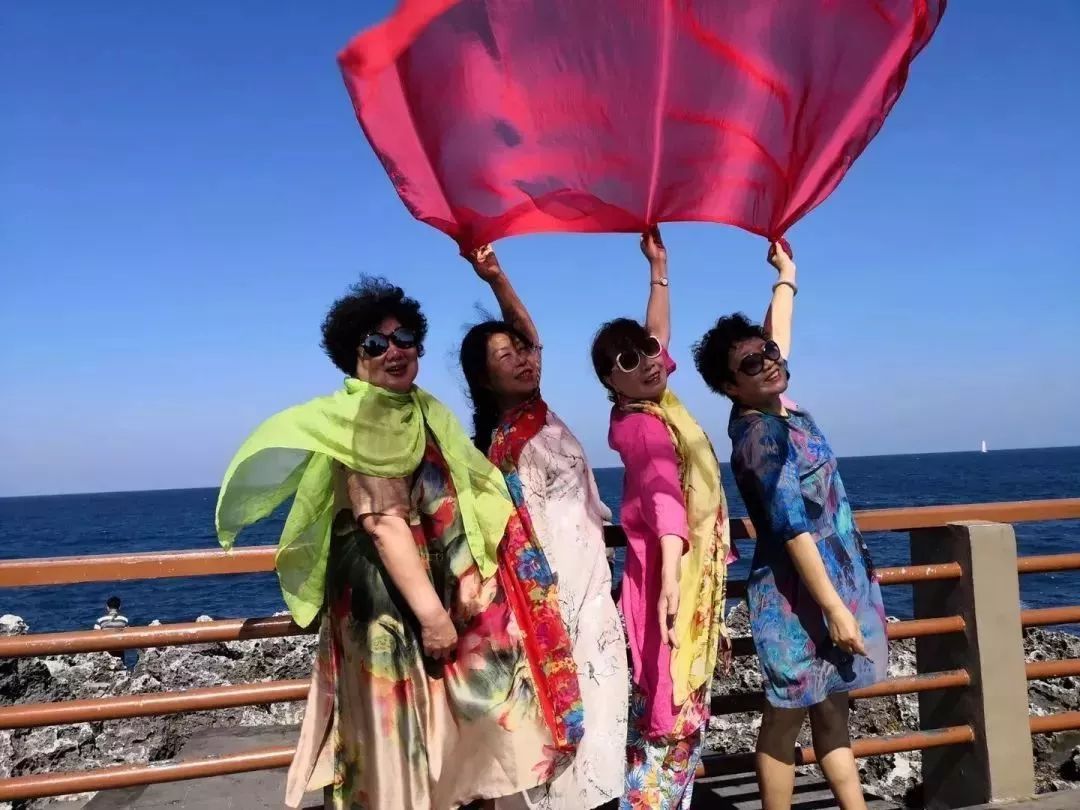 中国大妈拍照十大姿势抖音,中国大妈丝巾拍照姿势