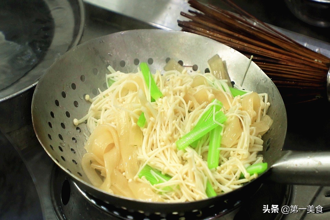 水煮毛肚脆嫩爽口,重庆正宗火爆毛肚做法
