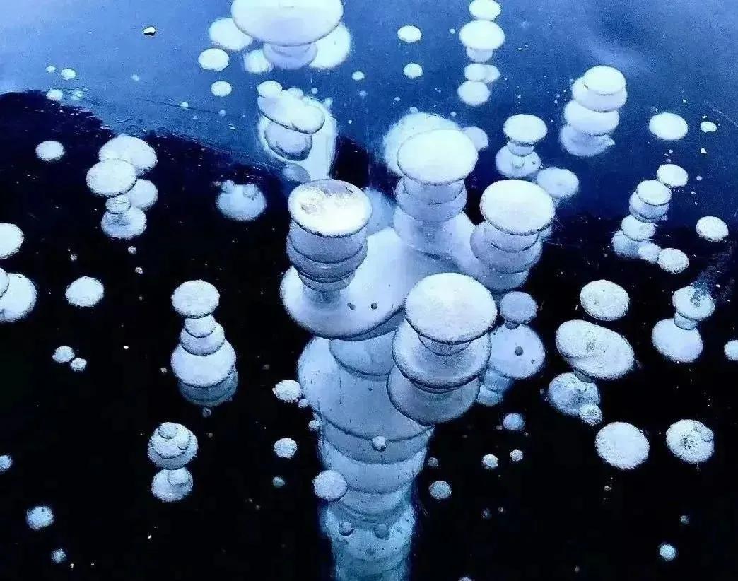 漠河湖被冻成冰的瞬间,漠河冰雾形成